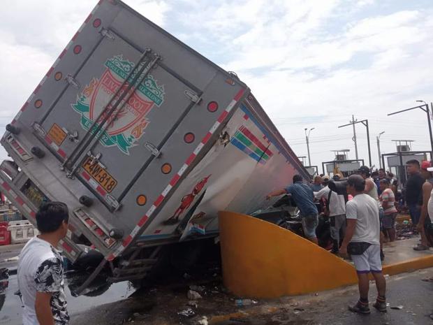 Así quedó el camión frigorifico tras colisionar contra los vehículos. Foto: Cultural Radio Noticias.
