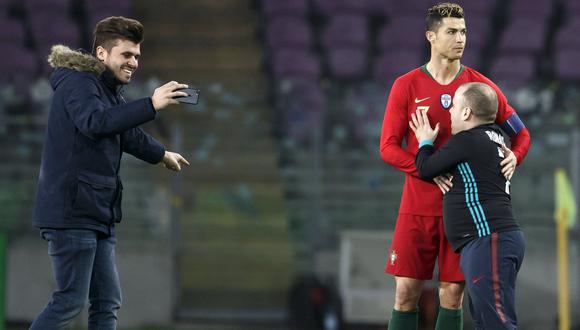 YouTube: hincha ingresó al campo y besó a Cristiano Ronaldo. (Foto: AFP)