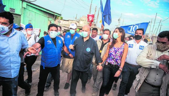 Hernando de Soto inició ayer la última semana de actividades proselitistas con una caravana y caminata en el distrito de Villa El Salvador. (Foto: AFP / Ernesto Benavides)