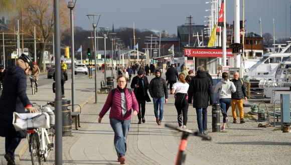 Para los suecos no hay cuarentena. La gente sigue saliendo a la calle con normalidad en Strandvagen, Estocolmo, pese al coronavirus. (Reuters)
