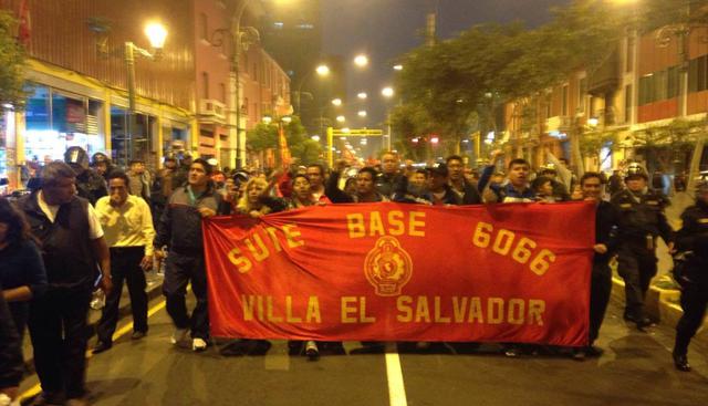 Docentes llegaron a la plaza San Martín tras una larga caminata denominada "marcha de sacrificio". Son cinco distritos recorridos. (Foto: Juan Guillermo Lara / El Comercio)