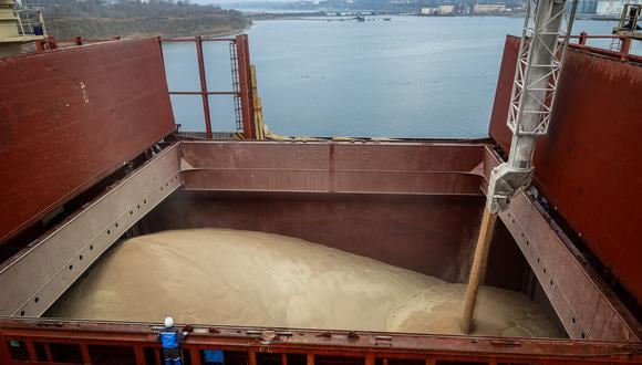 Imagen de archio muestra el llenado de la bodega del buque MV Valsamitis fletado por la ONU mientras se carga para entregar 25.000 toneladas de trigo ucraniano. (Foto de OLEKSANDR GIMANOV / AFP)
