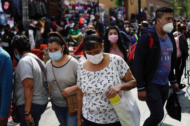 La gente camina por una popular calle comercial en medio de la pandemia del coronavirus,  en el centro de la Ciudad de México. (REUTERS/Gustavo Graf).