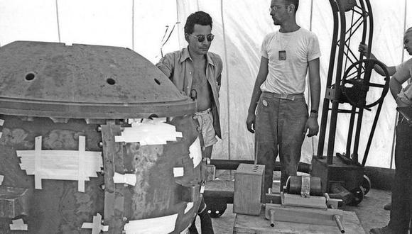 Louis Stolin (izquierda), era uno de los mayores expertos en manipular materiales radioactivos. (LOS ÁLAMOS NATIONAL LABORATORY).