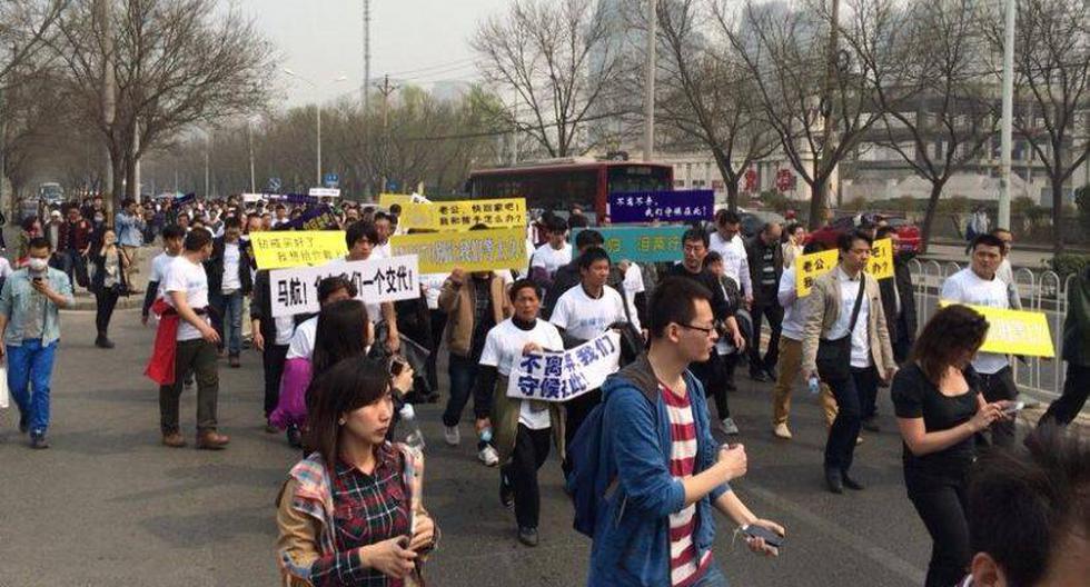 Los familiares de los pasajeros protestaron frente a la embajada malaya en Pekín. (Foto: @MalcolmMoore)
