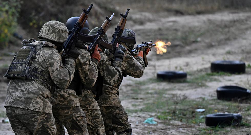 Miembros del Batallón Siberiano recién formado dentro de las Fuerzas Armadas de Ucrania participan en un ejercicio en las afueras de Kiev el 24 de octubre de 2023, en medio de la invasión rusa. (Foto de Genya SAVILOV / AFP).
