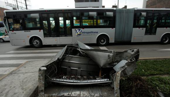 Así quedaron las estructuras que se encontraban alrededor de la estación del Metropolitano, tras el accidente. (Foto: Andrés Paredes)