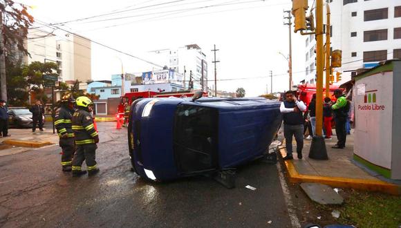 Agentes de la PNP permanecen en el lugar para ordenar el tránsito de vehículo por la zona. (Foto: César Grados/@photo.gec)