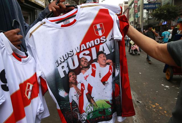 Los productos alusivos a la selección peruana son la sensación en el emporio comercial de Gamarra. Polos, camisetas, gorros, chalinas, llaveros, ropa interior y hasta prendas para mascotas se venden a precios módicos a pocas horas del Perú vs. Escocia. (Foto: Andina)
