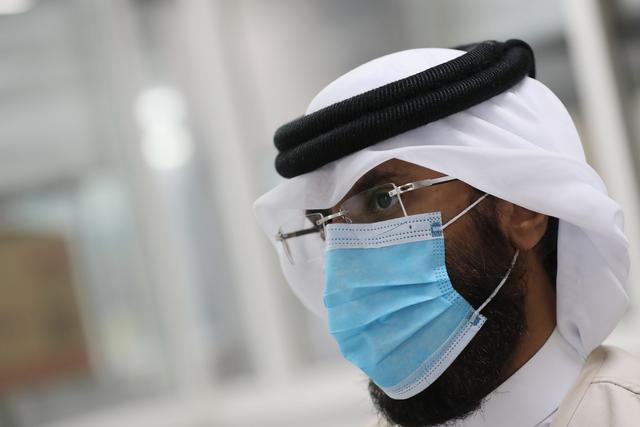 En Qatar nadie podrá salir sin mascarilla. En la imagen, Mohammed Ali al-Ghamdi, supervisor de Qatar Charity, un organismo no gubernamental que entrega comidas diarias a 4.000 trabajadores migrantes, algunos encerrados después de que se confirmaran casos de coronavirus en sus comunidades. (Foto por KARIM JAAFAR / AFP).