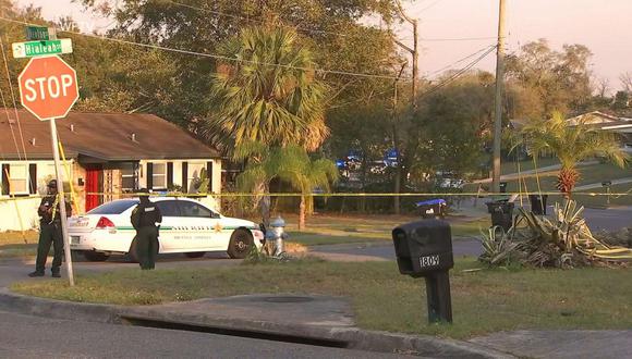 La policía en la escena de un tiroteo mortal en el que dispararon a varias personas, el 22 de febrero de 2023, en Pine Hills, Florida | Foto de WFTV / Archivo
