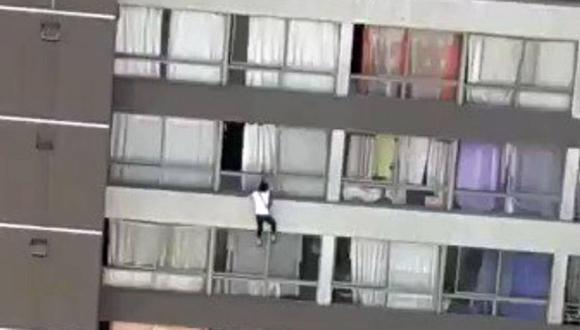 Un haitiano con tres años de residencia en Chile se convirtió en héroe al interponer sus brazos en la trayectoria de una mujer que cayó desde un noveno piso en Santiago de Chile.