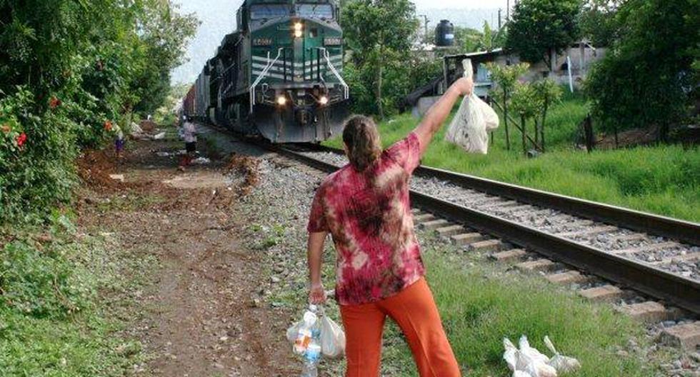 Los inmigrantes cogen los alimentos cuando el tren está en marcha. (Foto: periodiconmx.com)