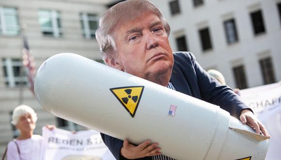 Un activista lleva una máscara de Donald Trump durante una manifestación contra el fin del tratado INF sobre armas nucleares entre Estados Unidos y Rusia. (EFE).