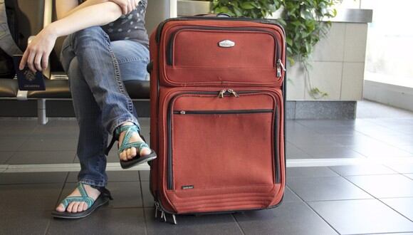 Su maleta excedía el peso exigido y tomó una drástica decisión