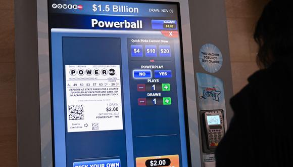 Muchas personas adquieren un boleto de Powerball con la esperanza de ganar una gran suma de dinero (Foto: AFP)