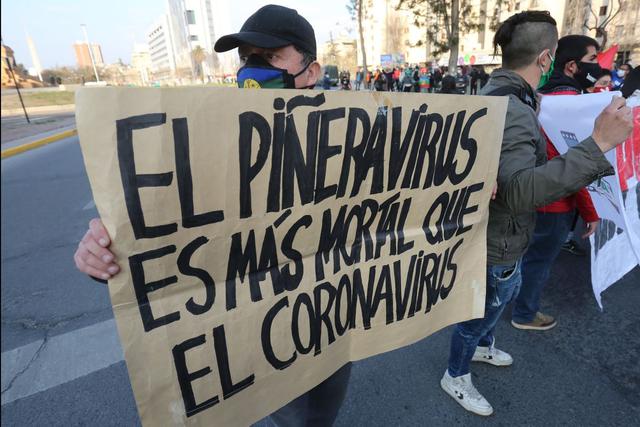 Un hombre levanta un cartel de protesta que referencia al presidente de Chile, Sebastián Piñera, durante una concentración de manifestantes en la Plaza Italia de Santiago. (EFE/Elvis González).
