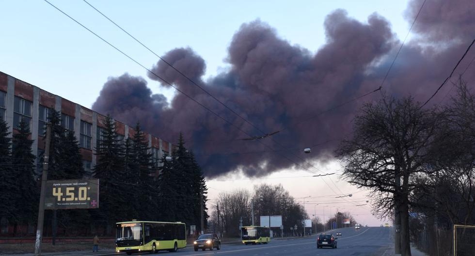 El humo se eleva después de una explosión en la ciudad de Lviv, en el oeste de Ucrania, el 18 de marzo de 2022. Las fuerzas rusas destruyeron el 18 de marzo una planta de reparación de aviones. (YURIY DYACHYSHYN / AFP).