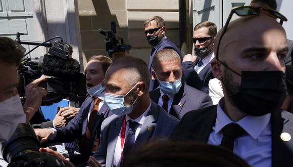 El personal de seguridad acorrala a los miembros de los grupos de prensa que cubren la reunión de los mandatarios Joe Biden y Vladimir Putin, el miércoles 16 de junio de 2021, en Ginebra, Suiza. (AP/Patrick Semansky).