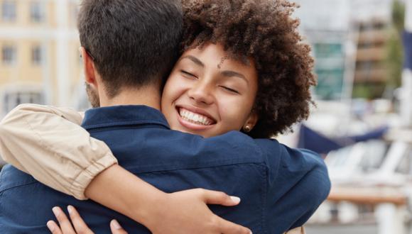 Salud Mental: 5 beneficios de abrazar a alguien que quieres. Foto: FreePik.