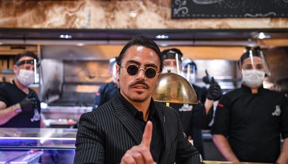 El chef turco Nusret Gokce, también conocido como Salt Bae, posa para las fotos en su restaurante Nusr-Et de Estambul el 1 de junio de 2020. (OZAN KOSE / AFP).