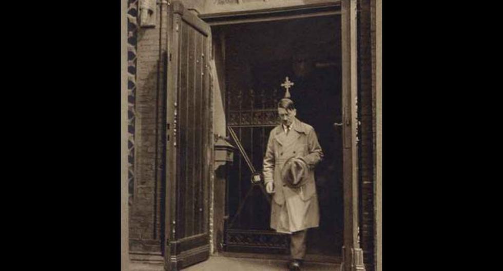 Adolf Hitler saliendo de una iglesia. (Foto: HistoriasTaringa.net)