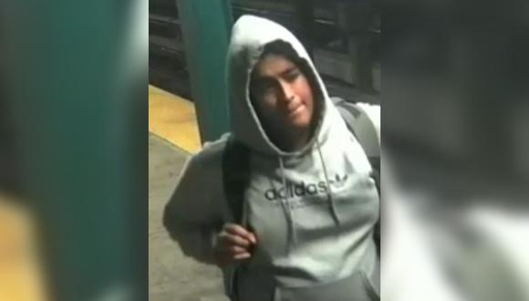 Imagen de la mujer acusada de empujar a otra mayor en el Metro de Nueva York (Estados Unidos). (Captura de video).