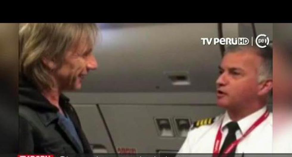 Ricardo Gareca fue agasajado por la tripulación del avión que lo llevaba a Argentina. (Foto: captura - YouTube)