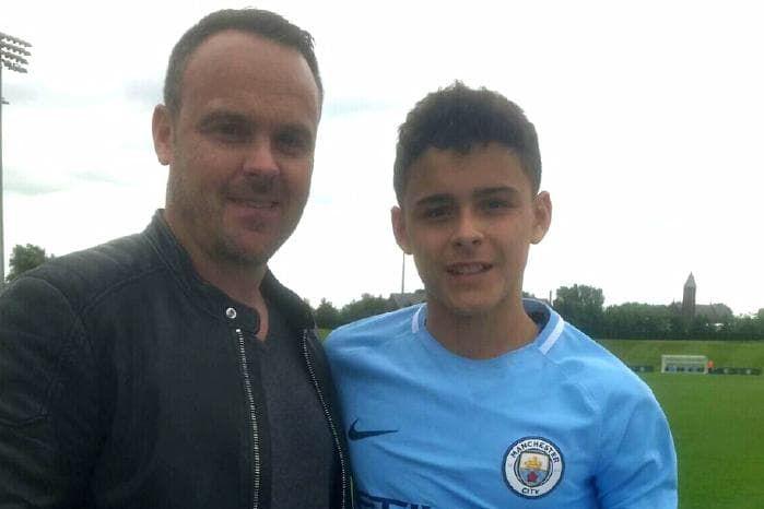 Alex junto a su padre Mark en los entrenamientos del Manchester City. (Foto: FOX Sports AUS)