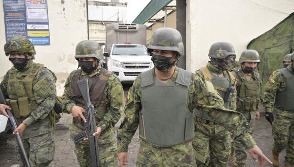 Soldados hacen guardia afuera de la prisión Pichincha 1 en Quito, el 18 de noviembre de 2022. (Foto de Rodrigo BUENDIA / AFP)