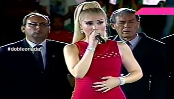 Claudia Serpa es criticada por cantar mal el Himno Nacional