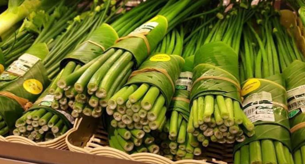 Utilizaron hojas de plátano para envolver y mantener fresa las diferentes verduras del supermercado. (Foto: Captura|Facebook)