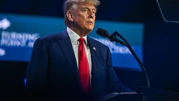 El expresidente de los Estados Unidos y aspirante a la presidencia de 2024, Donald Trump, habla en la conferencia Turning Point Action USA en West Palm Beach, Florida, el 15 de julio de 2023. (Foto de GIORGIO VIERA / AFP)