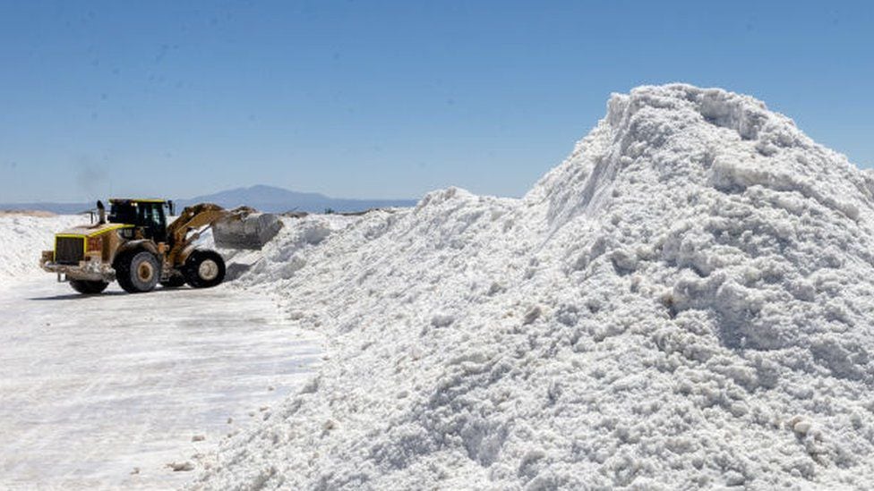 An excavator collecting mountains of white lithium.  (GETTY IMAGES).