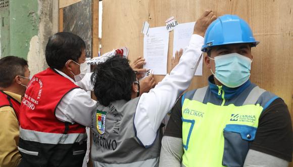 Funcionario de la Municipalidad de Santa Anita clausuró las obras. (Foto: Britanie Arroyo / @photo.gec)