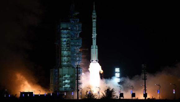 Un cohete portador Long March-2F, que transporta la nave espacial Shenzhou-13 con la segunda tripulación de tres astronautas a la nueva estación espacial de China, despega del Centro de Lanzamiento de Satélites Jiuquan en el desierto de Gobi en el noroeste de China. (Foto: AFP).