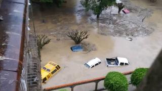 Alerta en Venezuela: múltiples quebradas se desbordan, arrastran vehículos e inundan la Panamericana