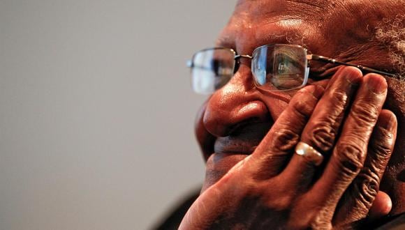 El ex arzobispo anglicano sudafricano Desmond Tutu escucha los discursos durante el lanzamiento de su libro de cuentos bíblico titulado 'Hijos de Dios', en la Feria del Libro de Ciudad del Cabo, Sudáfrica, el 30 de julio de 2010 . (EFE / EPA / NIC BOTHMA).