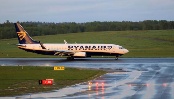 Un Boeing 737-800 de Ryanair aterriza en el Aeropuerto Internacional de Vilnius, en Vilnius, Lituania. (Foto: EFE / EPA / STRINGER).