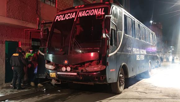 Puno: Los intervenidos, uno a uno, fueron retirados de la discoteca para luego ser subidos hasta los patrulleros de la Policía Nacional. (Foto: PNP)