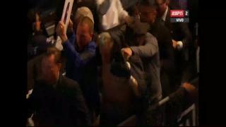 ¿La última pelea de Julio César Chávez Jr.? Espectadores le lanzaron objetos a su salida del ring y el lamento de su padre luego de la derrota [VIDEO]