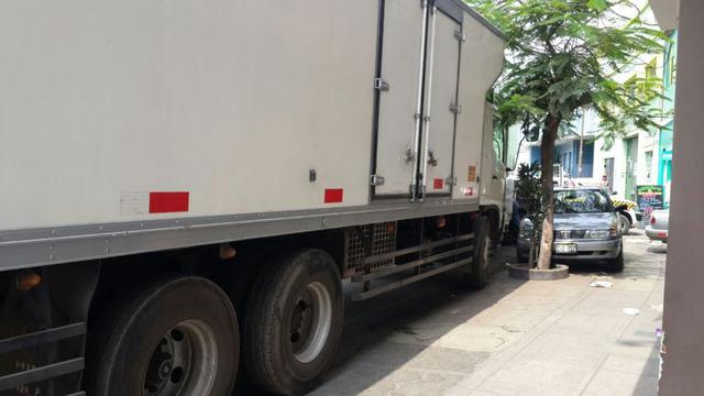 San Luis: camiones invaden vía pública para descargar productos - 7