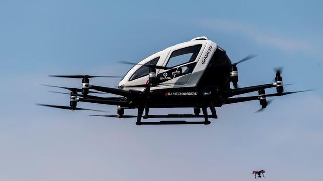 Un dron biplaza eléctrico no tripulado de la empresa china EHang ha despegado en Viena en su primera presentación a la prensa (Foto: EFE)