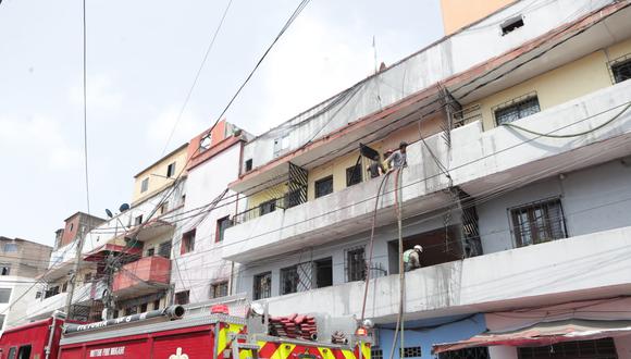 Más de diez unidades de Bomberos hicieron falta para controlar incendio en edificio de La Victoria (Foto: Alessandro Currarino / @photo.gec)