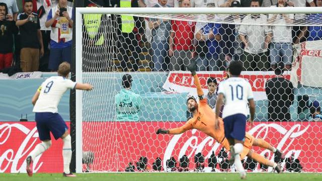 Por los cuartos de final del Mundial Qatar 2022, Inglaterra y Francia se enfrentaron en un gran partido. Cuando el encuentro estaba 2-1 en favor de los franceses, Harry Kane pudo empatar el partido y forzar la prórroga pero falló su penal. El duelo terminó con festejo galo y lamento inglés.