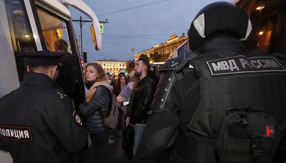 Policías rusos detienen a participantes de una protesta no autorizada contra la movilización parcial por el conflicto en Ucrania, en el centro de San Petersburgo, Rusia, el 21 de septiembre de 2022. (Foto: EFE/EPA/ANATOLY MALTSEV)