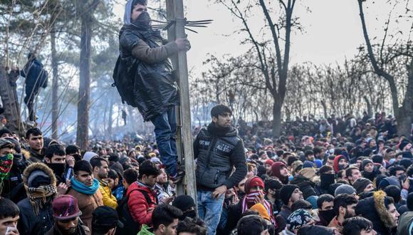 Más de 10.000 migrantes han intentado cruzar la frontera desde que Turquía dijera el jueves pasado que ya no cumpliría el acuerdo del 2016 con la Unión Europea para detener los flujos de migración ilegal hacia Europa a cambio de miles de millones de euros en ayuda. (Foto: Getty Images)