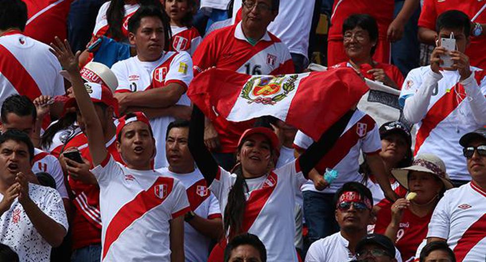 Hecho anecdótico tras el triunfo de la Selección Peruana en Quito. Hinchas de la blanquirroja empujaron el bus del equipo de todos que se quedó sin batería. (Foto: EFE)