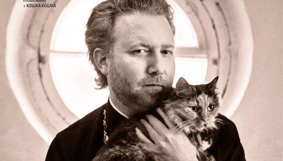Monjes posan con gatos en calendario de iglesia ortodoxa