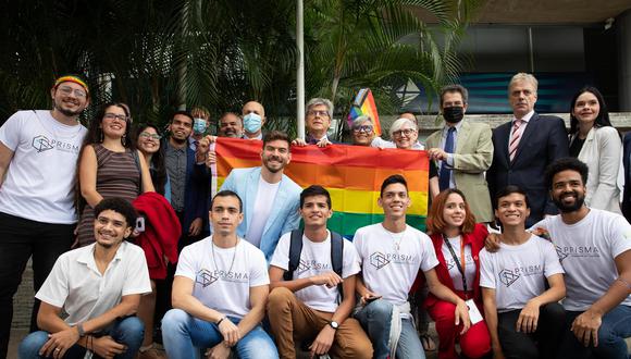 Representantes de la Unión Europea en Venezuela posan durante un encuentro con representantes de organizaciones de la comunidad LGBTIQ en Caracas. (EFE/ Rayner Peña).